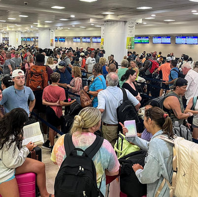 Abarrotados Aeropuertos de Quintana Roo; responde el turismo en fechas decembrinas