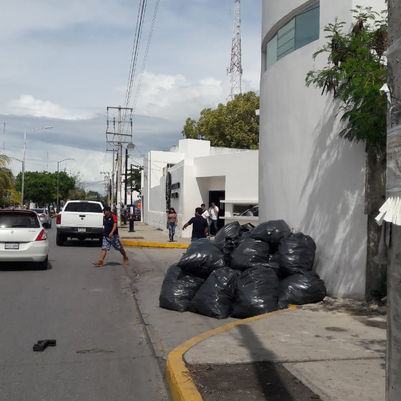 Dueños de negocios y "viene, viene" se apoderan de la vía pública; Fiscalía no se queda at