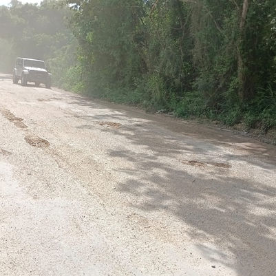 Deplorable entrada a Cancún; no alcanzó a llegar la repavimentación a los huecos