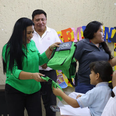 Entrega Blanca Merari utensilios a las y los pequeñitos estudiantes