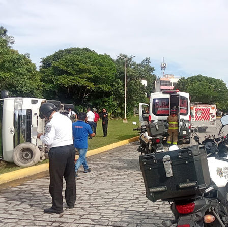 Lunes de accidentes en Cancún; la imprudencia acompañado de piso mojado
