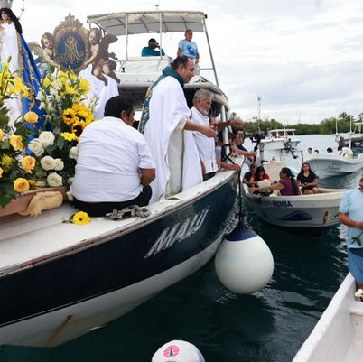 Participan familias en la procesión marítima en honor a la Virgen de la Inmaculada Concepción