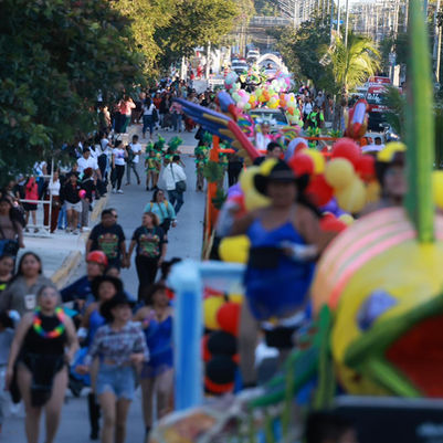 Música, color y alegría en Ciudad Mujeres; disfrutan desfile del Carnaval “Soy Isla Mujeres 2026”