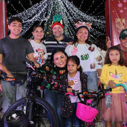 Se llena parque principal de familias con Posada Navideña; convive Blanca Merari y entrega regalos