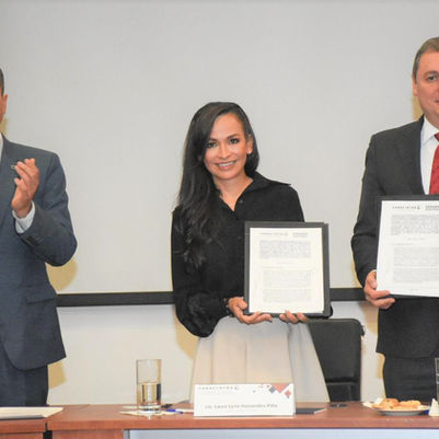 Firma convenio Laura Fernández con Canacintra a nombre de la Conamm