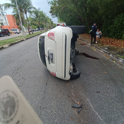 Celular y lluvia orillan a conductora de Fiat volcarse; se impactó en la guarnición 