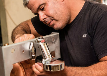 אילן מתקן מכונת קפה