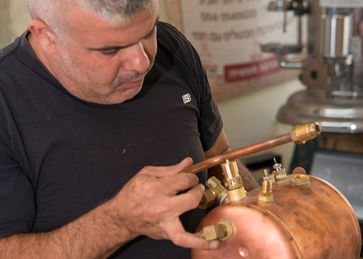 אילן מתקן מכונת קפה