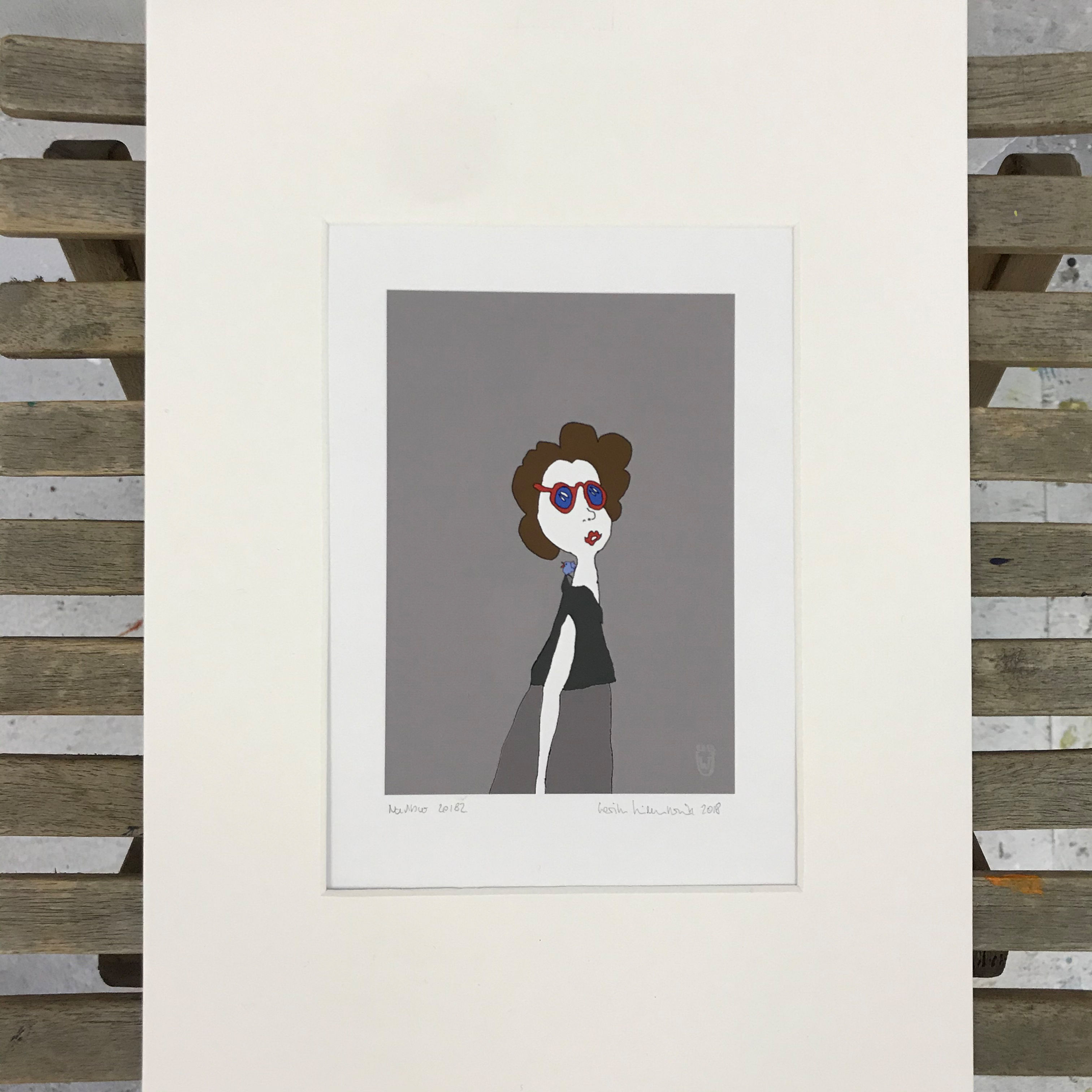 Grafik einer stilisierten Frau mit Sonnenbrille. 