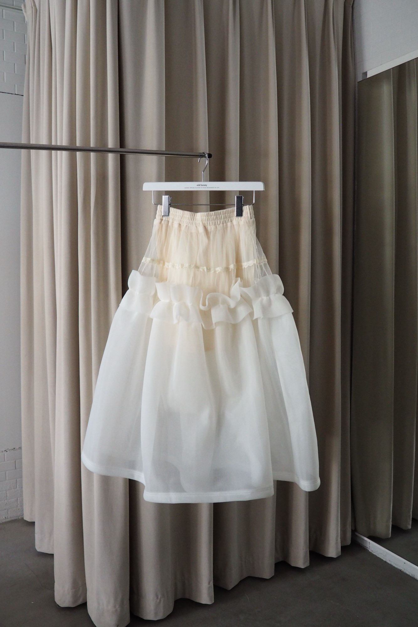 74℃ skirt / white