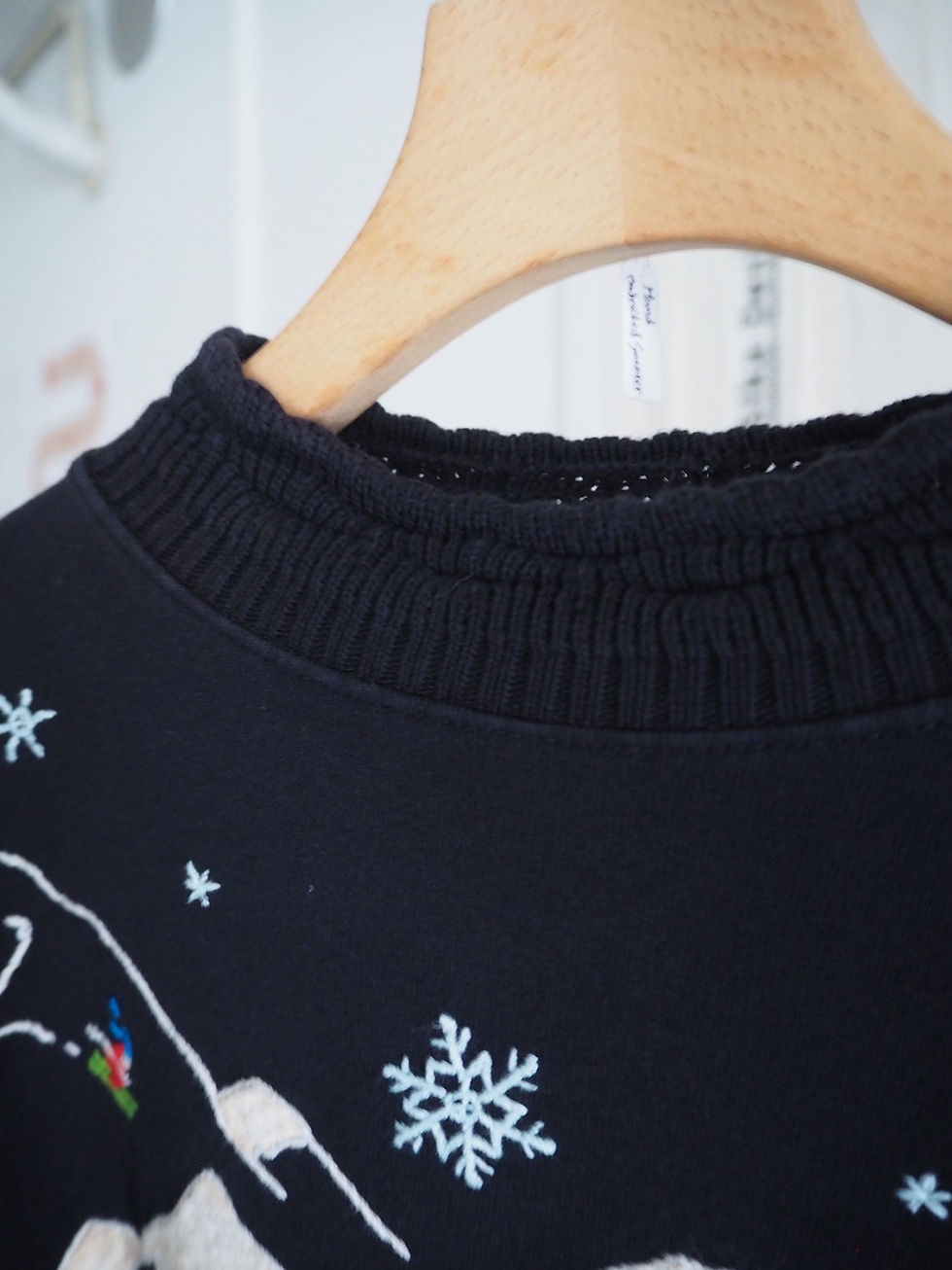 縮圖：Hand Embroidered Sweater