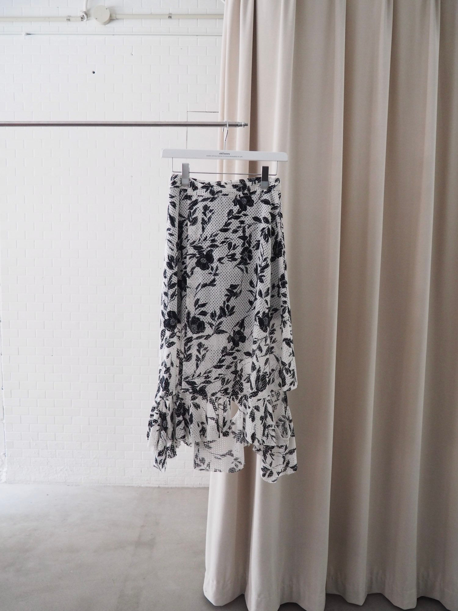 57℃ skirt / white