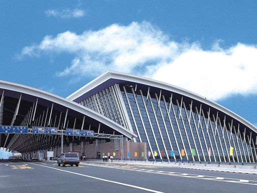 Modern architectural structure using high-performance concrete (HPC) with performance-based fiber reinforcement for durability, thin façades, and seismic resilience.