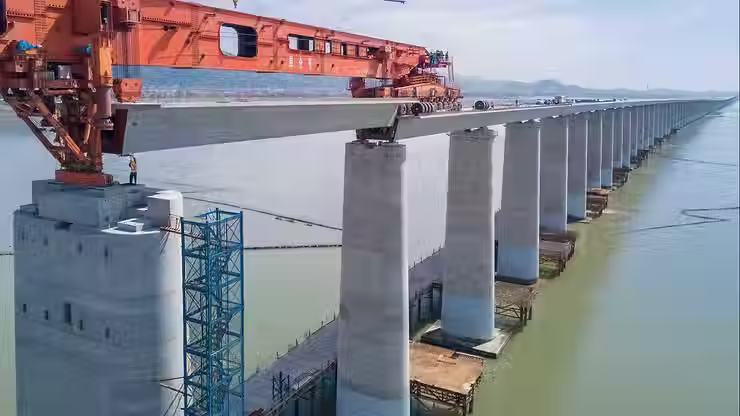 Large-scale bridge construction over water using alkali-resistant fibers in concrete to enhance corrosion resistance, flexural strength, and long-term durability under harsh environmental conditions such as moisture exposure and chemical infiltration.