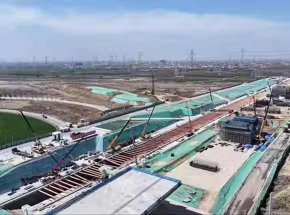 Construction site featuring crack-resistant concrete reinforced with polyacrylonitrile (PAN) fibers to improve interfacial bonding and structural integrity