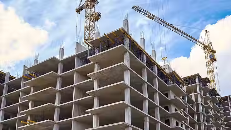 High-rise building construction using PP fiber-reinforced concrete to prevent early-age cracking and improve structural integrity.