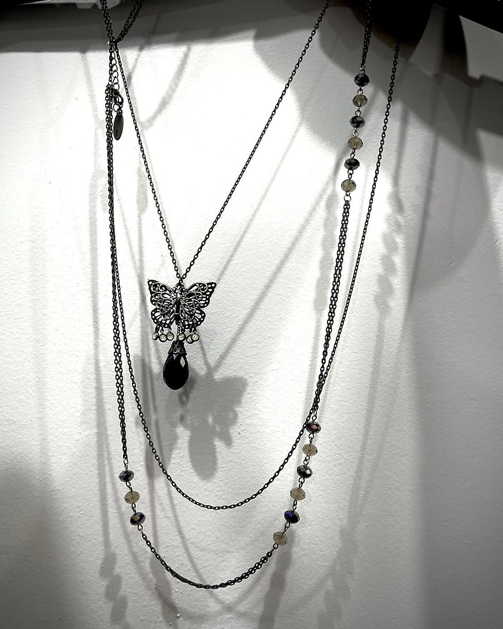 섬네일: Ozz on butterfly layered necklace
