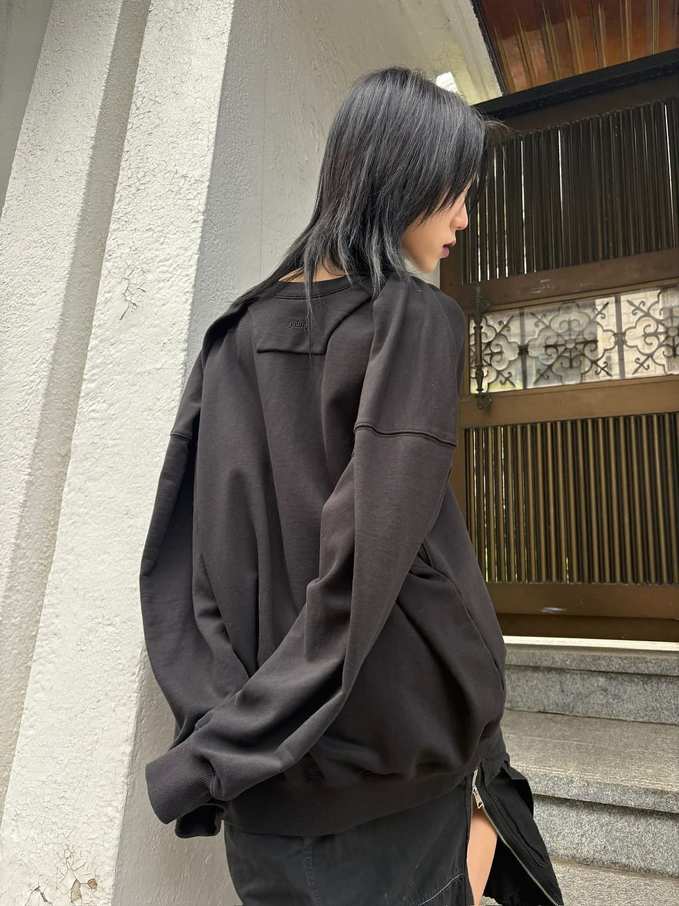 섬네일: Juun J over fit all black sweatshirt