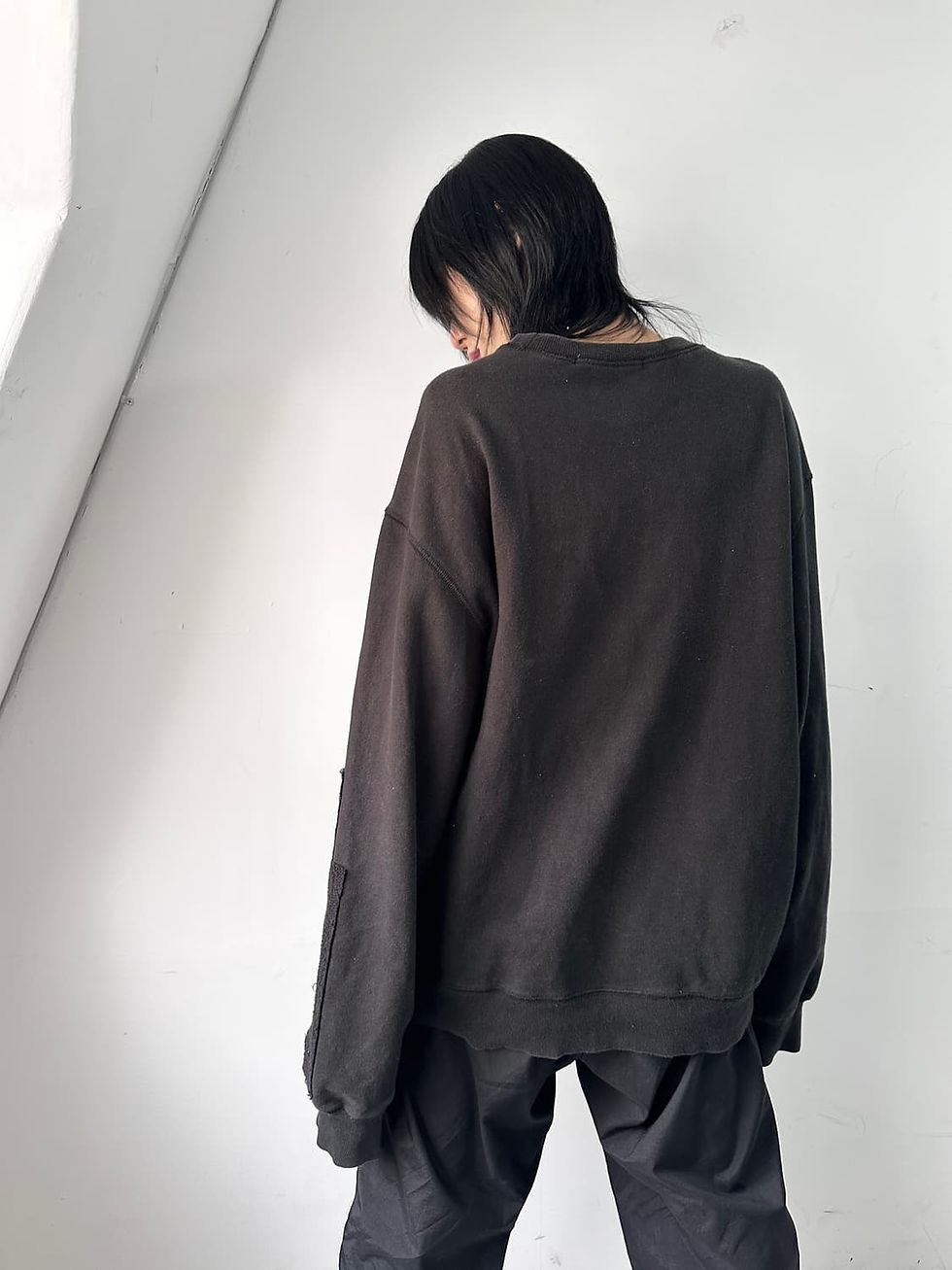 섬네일: Hyein Seo black sweatshirt