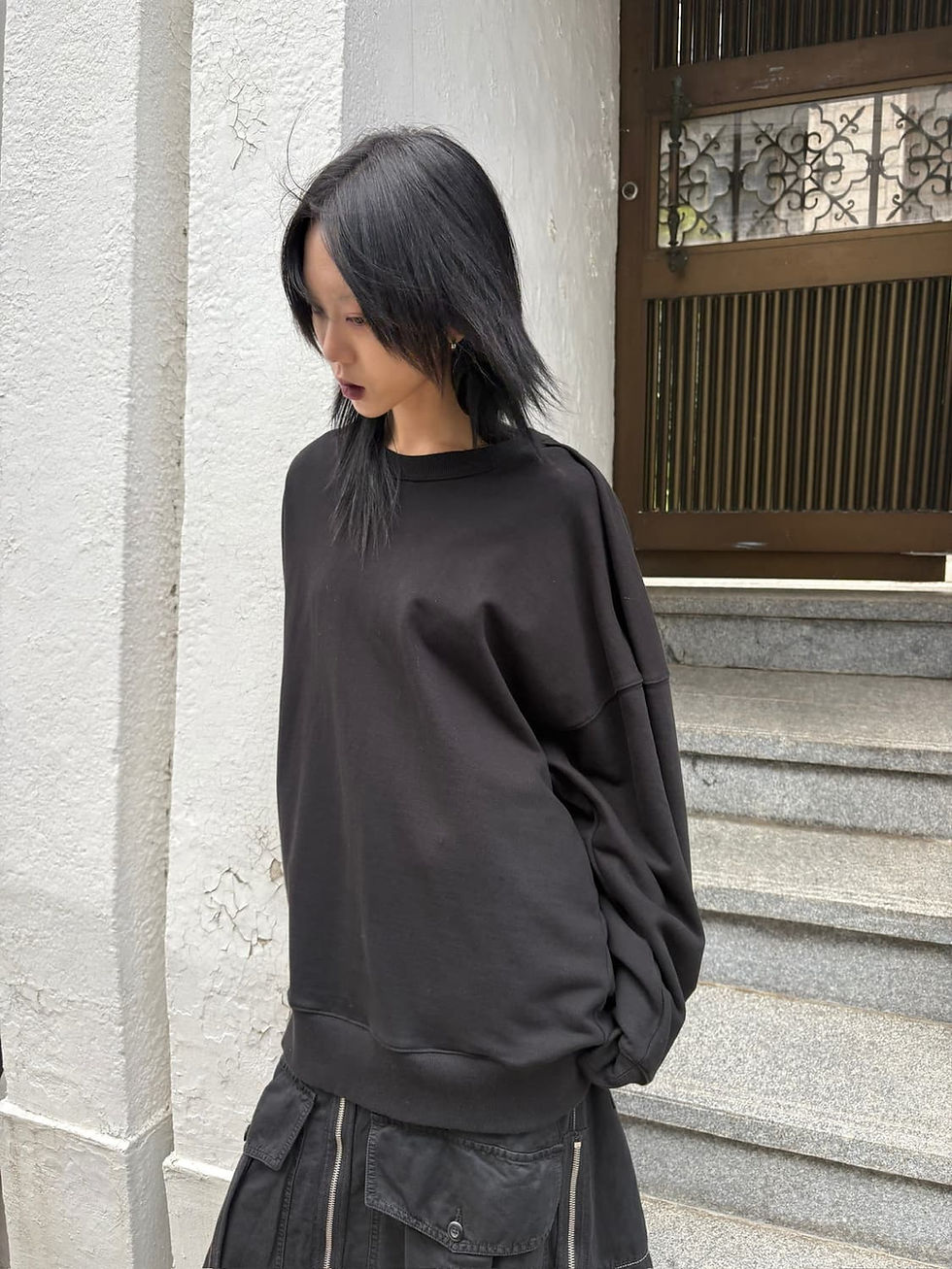 섬네일: Juun J over fit all black sweatshirt
