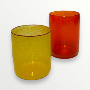 Gult og rødt vannglass