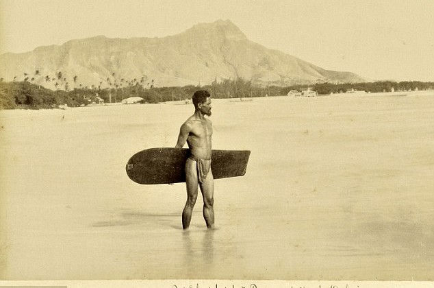 Saori pratiquant le surf avec une planche traditionnelle en 1921.
