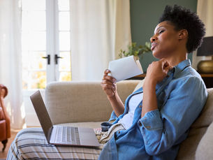 woman experiencing menopause hot flashes