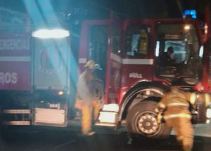 POLICÍA MUNICIPAL DE TLAXCALA Y CUERPOS DE EMERGENCIA SOFOCAN INCENDIO EN UN DOMICILIO DE ACUITLAPILCO
