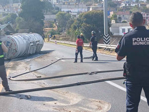 ABANDERA POLICÍA DE LA CAPITAL ZONA DE TIZATLÁN DONDE VOLCÓ UNA PIPA DE GASOLINA Y LAS VÍAS ALTERNAS