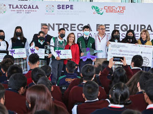 DOTÓ GOBERNADORA LORENA CUÉLLAR DE BECAS Y EQUIPAMIENTO A PLANTELES DEL CECYTE-EMSAD