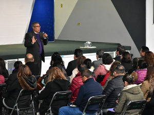 IMPARTEN CONFERENCIA MAGISTRAL “ROMPIENDO EL PARADIGMA DE LA ENSEÑANZA” A DOCENTES DEL CECYTE
