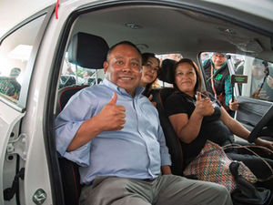 JAVIER RIVERA LLEVA FELICIDAD A LAS MAMÁS APIZAQUENSES CON UN AUTO NUEVO Y MUCHOS PREMIOS MÁS