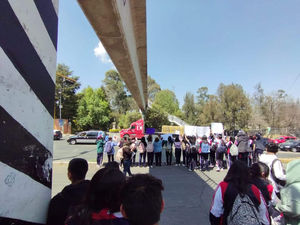 ALUMNAS DEL COBAT 01 VUELVEN A PROTESTAR, DARWIN PREMIA A EX VOCERA DEL CONGRESO