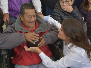 ENTREGA FERNANDA ESPINOSA TINACOS A FAMILIAS VULNERABLES DE APIZACO