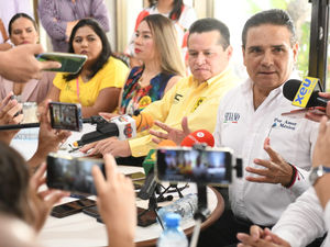 SILVANO AUREOLES RETA A "CORCHOLATAS" A UN DEBATE CIUDADANO