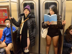 CON UNA PASARELA A -8 GRADOS CENTÍGRADOS, NEOYORKINOS SE CONVIRTIERON EN MODELOS DE ROPA INTERIOR 