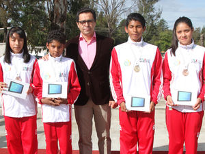 PREMIA SEPE A ESTUDIANTES DESTACADOS
EN JUEGOS DEPORTIVOS NACIONALES