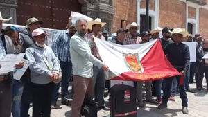 CAMPESINOS DE RETOMAN SU PROTESTA FRENTE A PALACIO DE GOBIERNO DE TLAXCALA