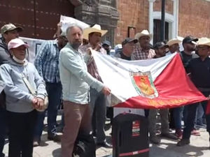 CAMPESINOS DE RETOMAN SU PROTESTA FRENTE A PALACIO DE GOBIERNO DE TLAXCALA