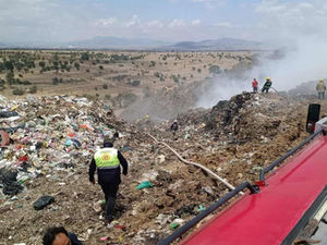 BAJO CONTROL INCENDIO EN RELLENO SANITARIO DE NANACAMILPA; CONTINÚAN LABORES DE SOFOCACIÓN: PROTECCIÓN CIVIL ESTATAL 
