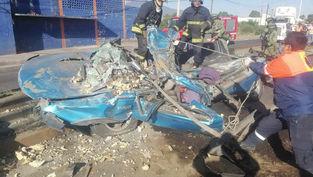 EL HONORABLE CUERPO DE BOMBEROS ATIENDE VOLCADURA