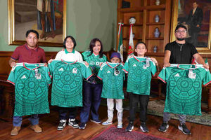 PREMIA GOBIERNO ESTATAL ENTUSIASMO MUNDIALISTA DE TLAXCALTECAS CON PLAYERAS DE LA SELECCIÓN MEXICANA