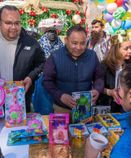 LLEVA JAVIER RIVERA BONILLA ALEGRÍA Y SONRISAS A LA NIÑEZ DE APIZACO EN CELEBRACIÓN DEL DÍA DE REYES