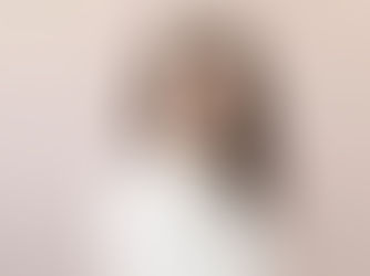 Kinder, die auf Social Media Produkte präsentieren oder ihr Familienleben teilen, begeistern Millionen. Doch was auf den ersten Blick nach Spiel aussieht, ist oft harte Arbeit mit rechtlichen und ethischen Fragen.