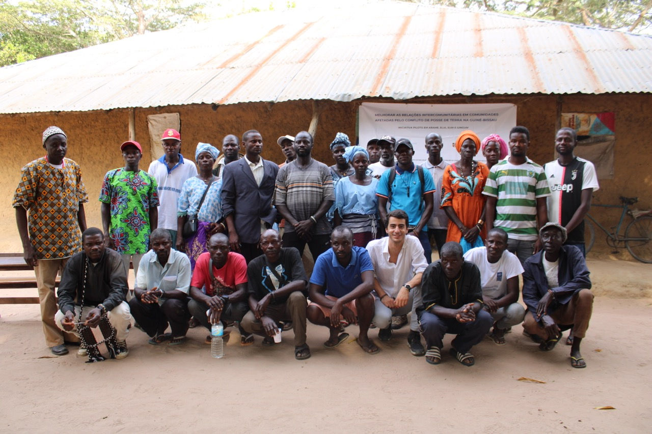 A picture of everyone involved during the VOI project at the end to celebrate the conclusion of the VOI project.
