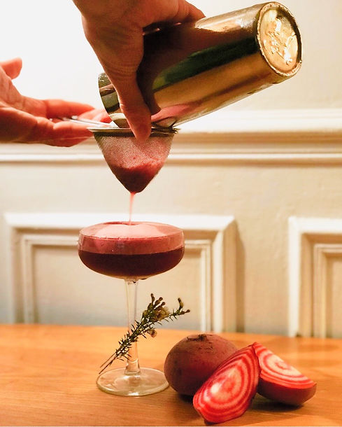 Le cocktail Red Dingue une fois shaker est versé dans un verre à cocktails