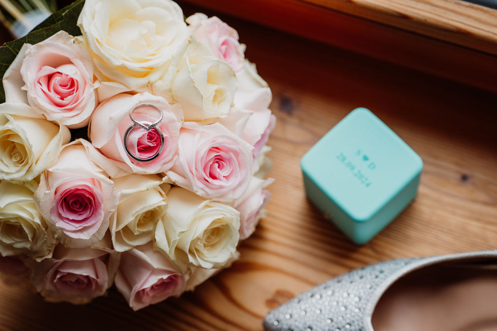 Brautstrauß und Eheringebox