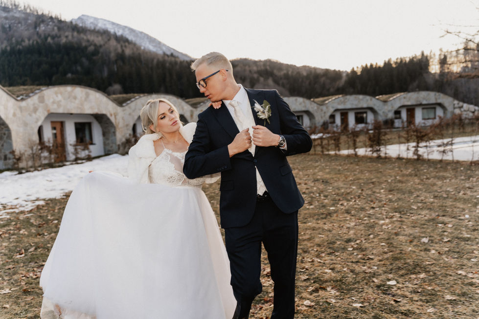 Brautpaar spaziert Hand in Hand richtung Kamera