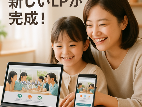 若いお母さんと女の子が新しいLPを見ている