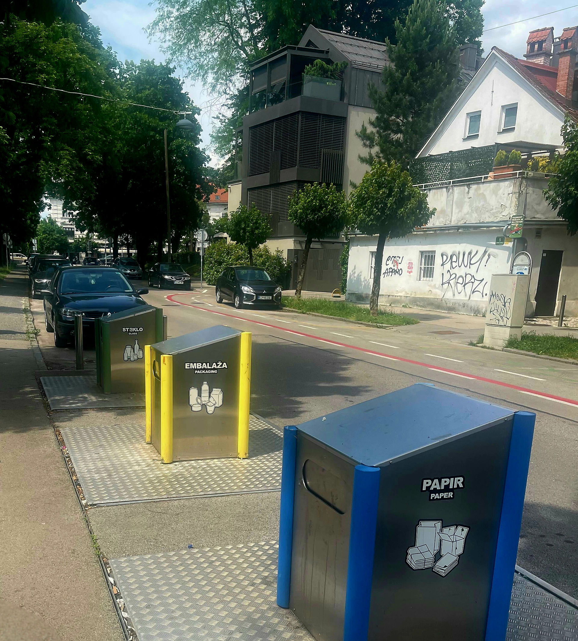 Šķiroto atkritumu konteineri uz ielas